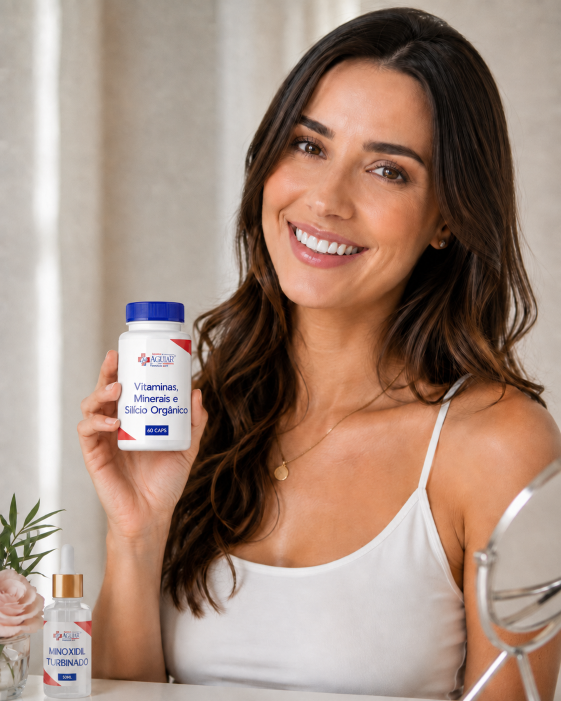 Cliente da Farmácia Aguiar segurando o pote de 60 cápsulas de Vitaminas, Minerais e Silício Orgânico, com o frasco de Minoxidil Turbinado 50 mL sobre a bancada