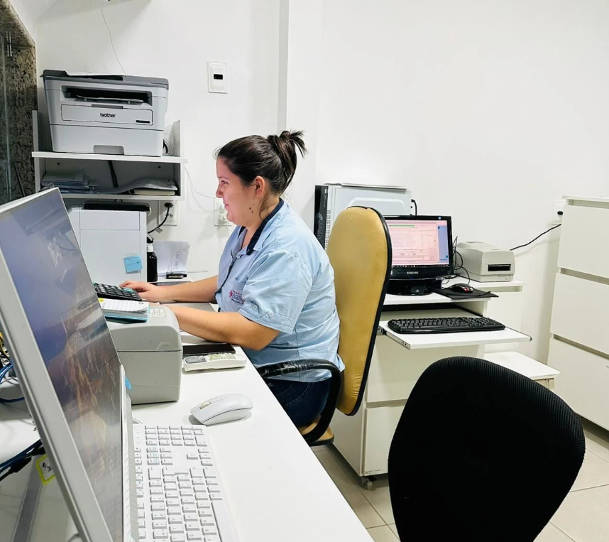 Colaboradora da Farmácia Aguiar registrando a ordem de manipulação no computador do laboratório