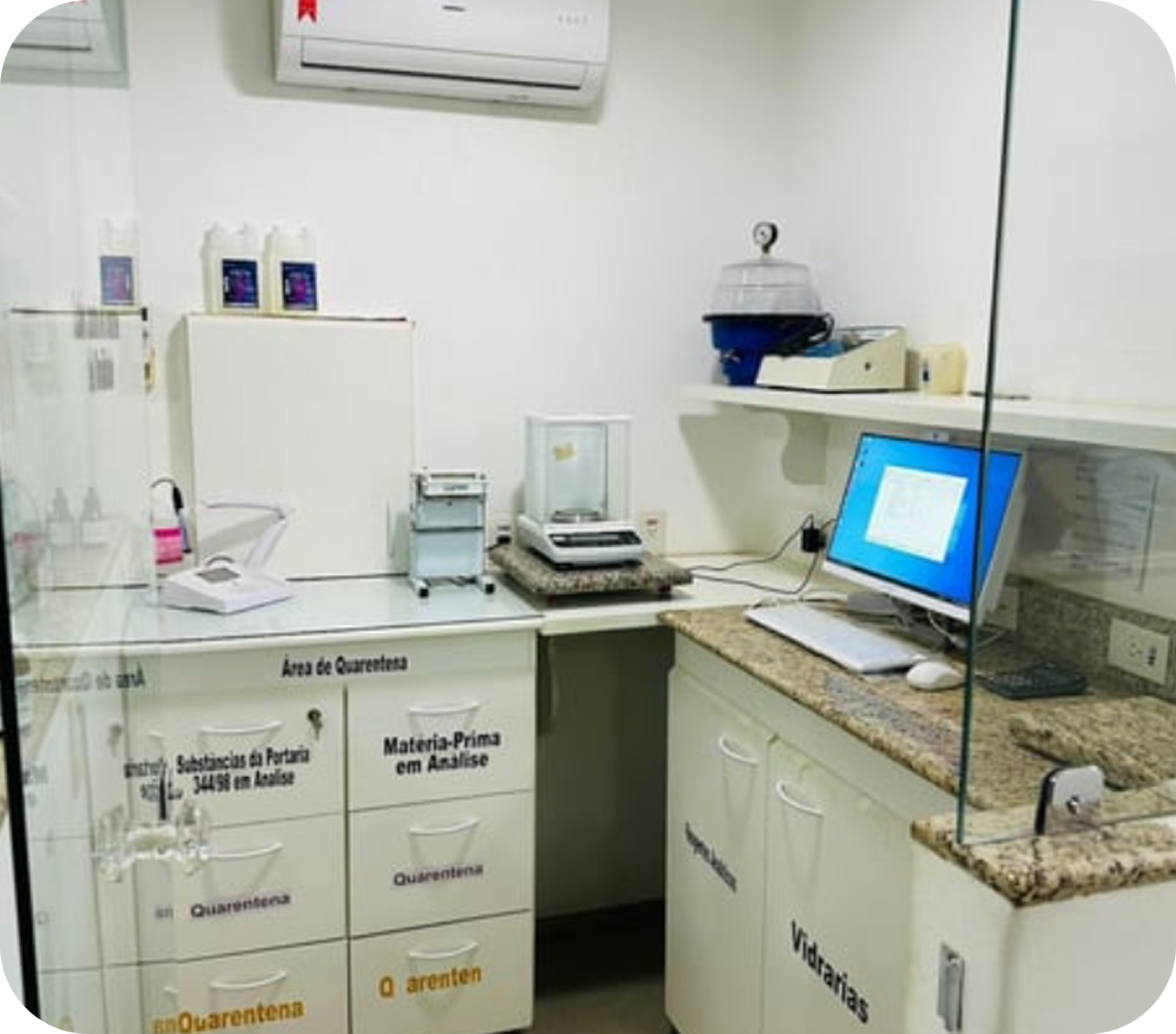 Laboratório de manipulação da Farmácia Aguiar, com balança analítica e área de quarentena de matérias-primas